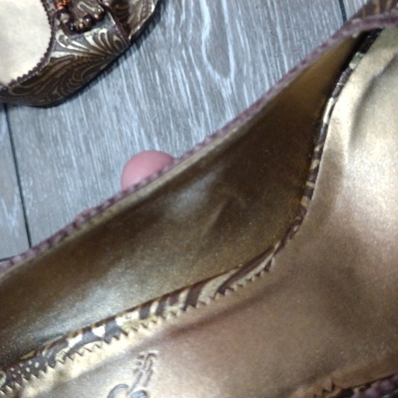 Carlos embossed brown and gold leather heels. Size 6 - Picture 9 of 12